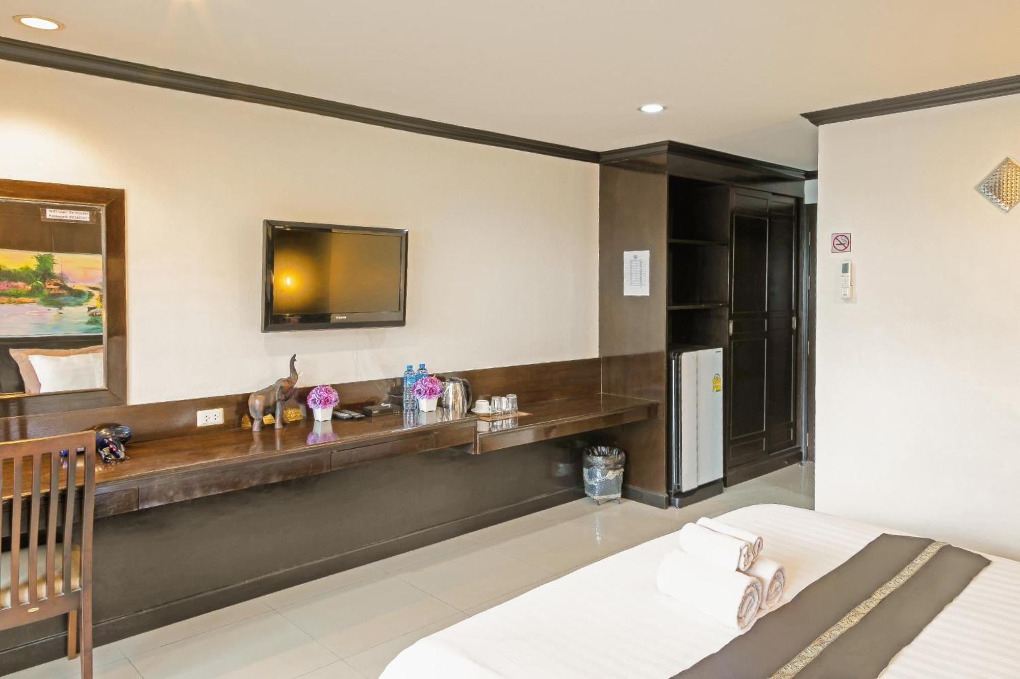 Best Venue Hotel Patong Exterior foto