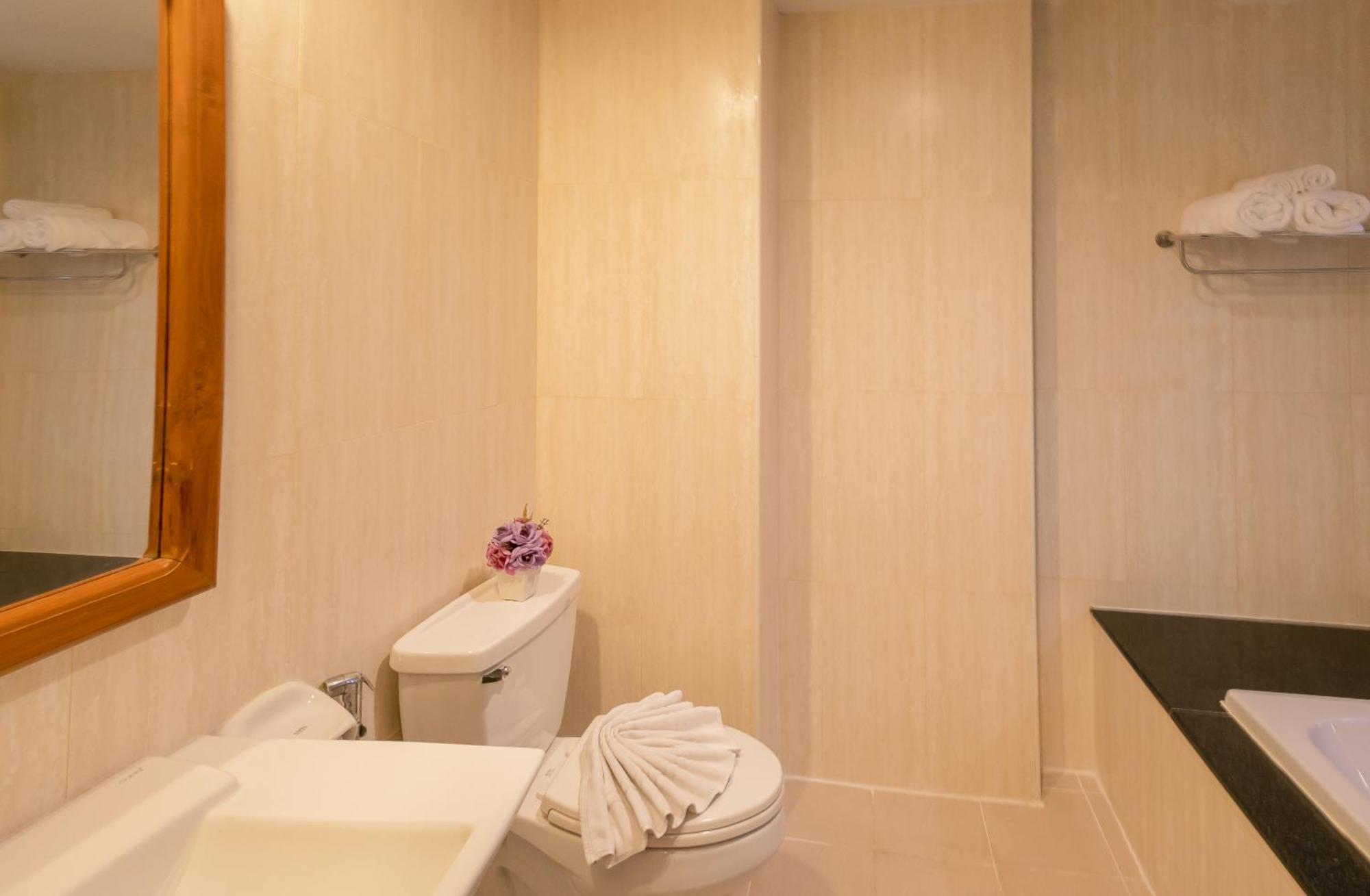 Best Venue Hotel Patong Exterior foto